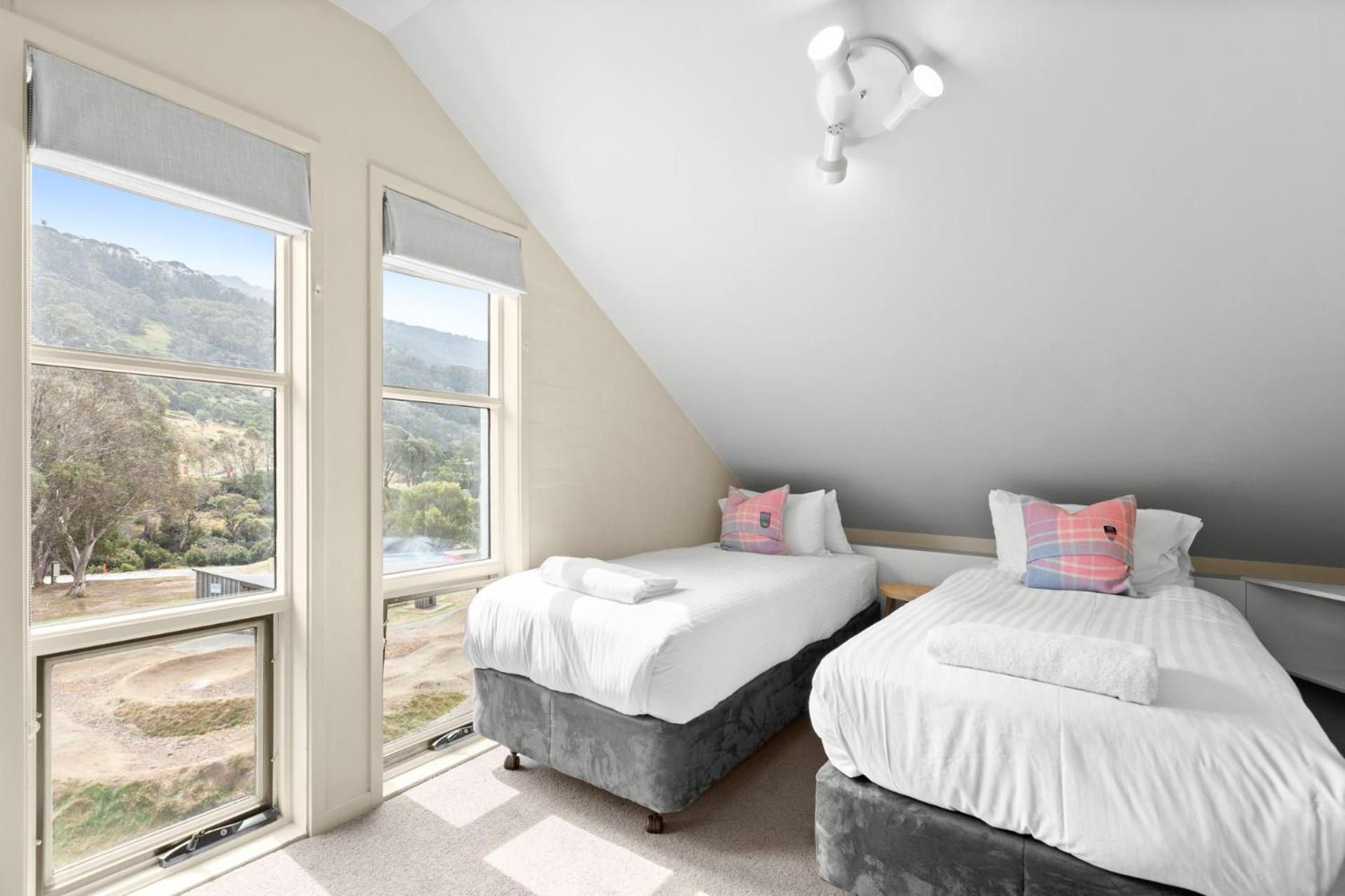 Village Green 2 Bedroom Loft Townhouse With Views Fireplace And Garage Parking Тредбо Екстериор снимка
